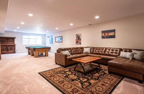 Arapahoe Ridge House | Luxurious 4BR Retreat - Pool Table & Chic Amenities