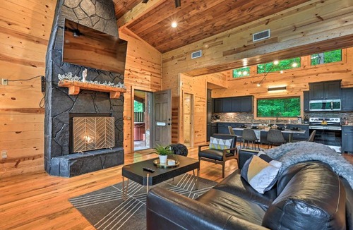 Broken Bow House | Luxurious and Modern Cabin with Hot Tub and Fire Pit!