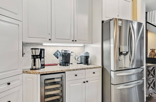 Peak 8 House | Luxurious Peak 8 Lodge 4BDR Near Slopes w/Private Hot Tub