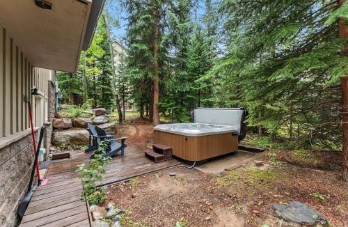 Peak 8 House | Luxurious Peak 8 Lodge 4BDR Near Slopes with Private Hot Tub