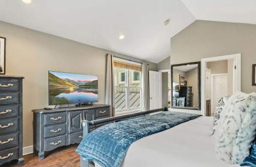 Peak 8 House | Luxurious Peak 8 Lodge 4BDR Near Slopes with Private Hot Tub
