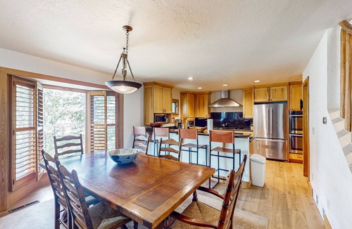 Highland Meadows House | Luxurious Retreat w/Mountain-View Double Deck, Central AC & Two-Sided Fireplace