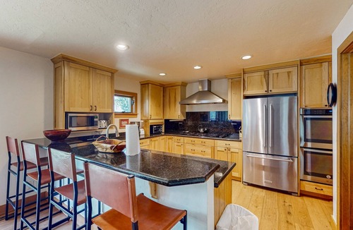 Highland Meadows House | Luxurious Retreat w/Mountain-View Double Deck, Central AC & Two-Sided Fireplace