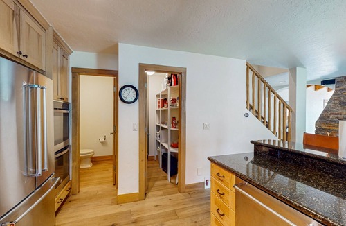Highland Meadows House | Luxurious Retreat w/Mountain-View Double Deck, Central AC & Two-Sided Fireplace