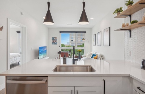 City Park West Apartment | Luxury 1 Bedroom, Gym, Spa, Garage, King bed