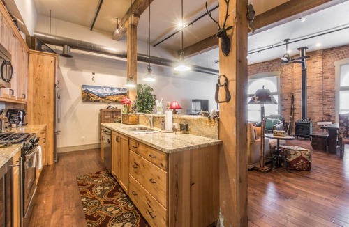 Ouray Condo | Luxury 2-bed-2 bath Loft- Downtown Ouray- Overlooking Main Street-AC