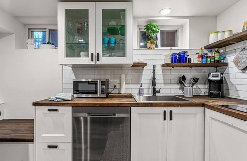 Capitol Hill Condo | Luxury 2 Bedroom Suite (In Historic Cheesman Park)