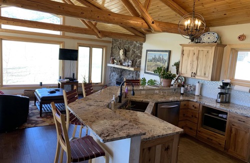 Westcliffe House | Luxury 3 bdrm Ranch House at the base of Rocky Mountains!