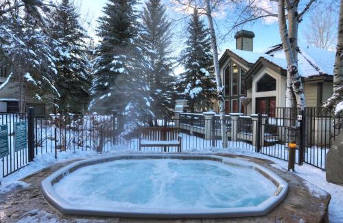 Edwards House | Luxury 4-Bedroom Home Close to Slopes with On-site Hot Tub home