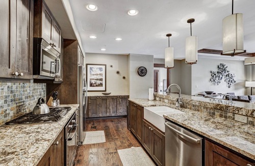 Peak 8 Condo | Luxury 4 Bedroom Steps from Skiing and Winter Activities by RedAwning