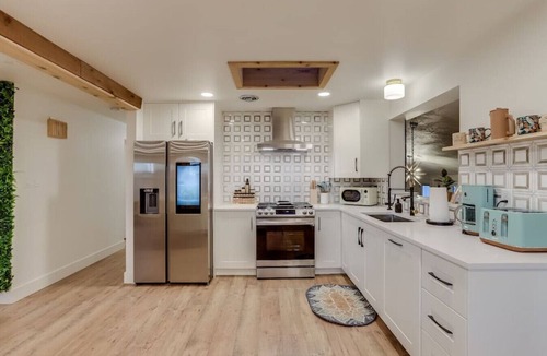 Barths House | Luxury 5 BR Retreat|10 min to DT Denver|Hot Tub