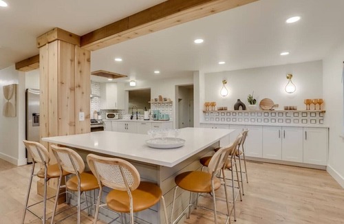 Barths House | Luxury 5 BR Retreat|10 min to DT Denver|Hot Tub