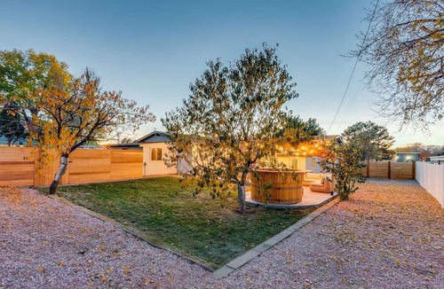 Barths House | Luxury 5 BR Retreat|10 min to DT Denver|Hot Tub
