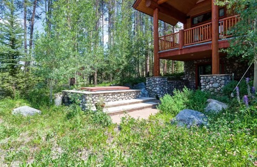 The Highlands House | Luxury 6 Bedroom Home with View, 2 firepits, close to hiking trails and gondola