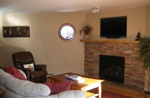 Frisco House | Luxury and location, King & Queen pillow, fireplace, whirlpool tub