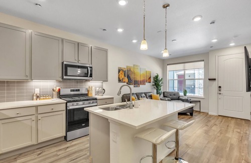 Westridge House | Luxury Brand New Townhouse, family and pet friendly