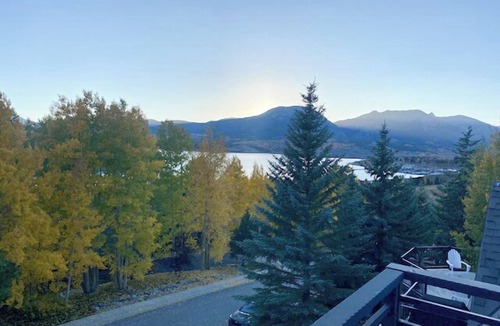 Corinthian Hills House | Luxury By The Lake: Dive into the captivating views from the rooftop deck!