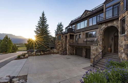Corinthian Hills House | Luxury By The Lake: Dive into the captivating views from the rooftop deck!