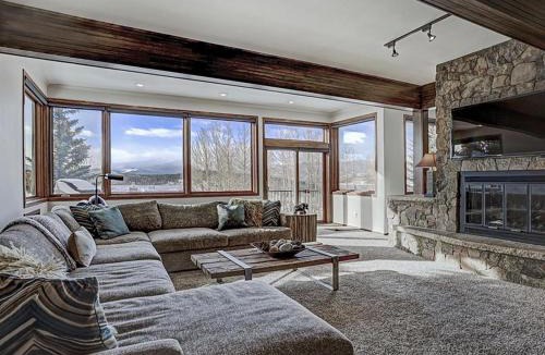 Corinthian Hills House | Luxury By The Lake