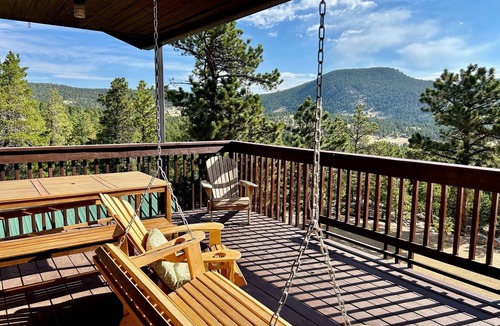 Allenspark House | Luxury Cabin Backs Nat'l Forest– 5 Min to RMNP Wild Basin: Hike, Fish, Wildlife!