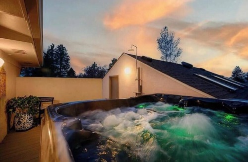 Greenwood Village House | Luxury Centennial Retreat – Rooftop Hot Tub, Spa Amenities, Movie Room & Gym