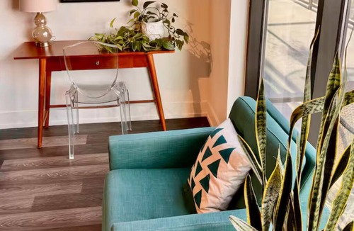 Cherry Creek Apartment | Luxury Cherry Creek North Living with Pool Spa Gym Parking, Free Parking