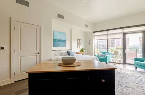 Cherry Creek Apartment | Luxury Cherry Creek North Living with Pool Spa Gym Parking, Free Parking