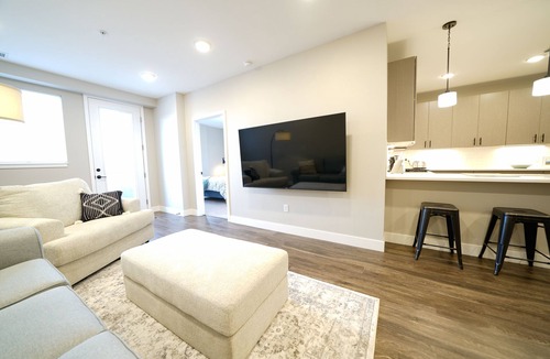 Jefferson Park Condo | Luxury Condo - Pet Friendly - Executive Rental