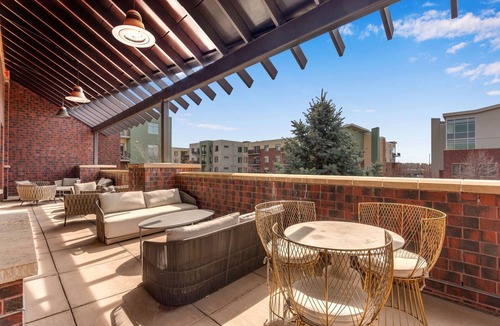 Baseline Sub Condo | Luxury Condo Rooftop Pool 30-day min