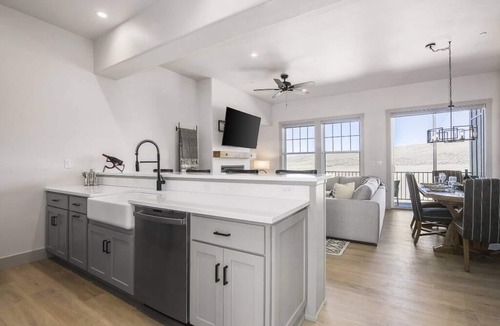 Grand Elk Ranch House | Luxury Condo, Sleeps 6! 20 min to RMNP, Ski Granby Ranch, Winter Park, GrandLake
