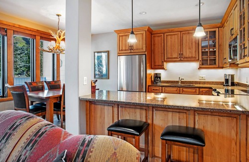 Vail Condo | Luxury Condo w Mtn View, walk to Gondola, SV22B