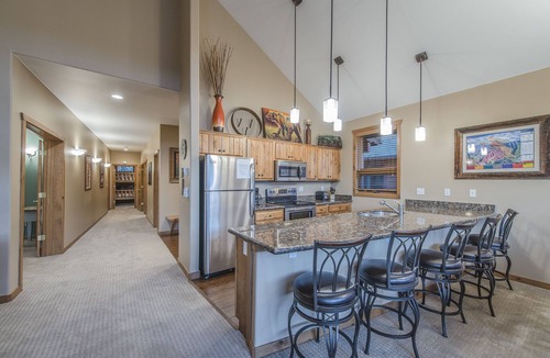 Old Town Condo | Luxury condo w/underground parking. Only minutes from slopes. Shared hot tub