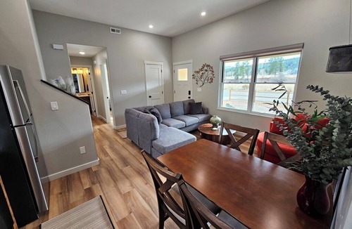 Rio Vista Estates House | Luxury Cozy Mountain Cabin & River Retreat, Outstanding location. AC & WIFI 55A
