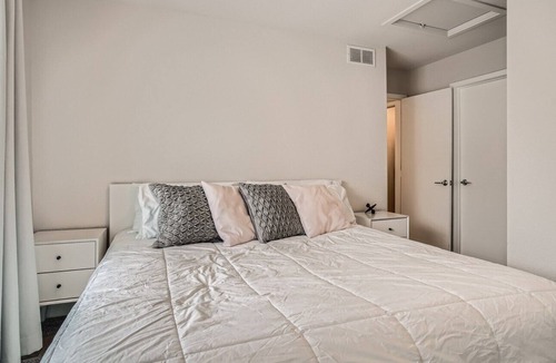 Lakewood House | Luxury Lakewood Livin’ *Easy access to Red Rocks and MTNS* Free Bottle Of Wine!
