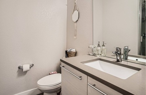 Lakewood House | Luxury Lakewood Livin’ *Easy access to Red Rocks and MTNS* Free Bottle Of Wine!