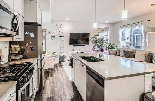 Lakewood House | Luxury Lakewood Livin’ *Easy access to Red Rocks and MTNS* Free Bottle Of Wine!