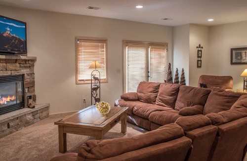 Stanley Hills Condo | Luxury log-cabin-style condo private outdoor hot tub, and wraparound deck!