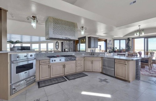 Denver Villa | Luxury Mansion Retreat, Sleeps 16+ ,Panoramic VIEWS 36 Acre Land .in the city .