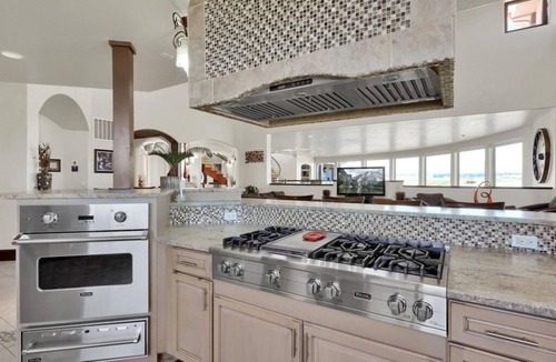 Denver Villa | Luxury Mansion Retreat, Sleeps 16+ ,Panoramic VIEWS 36 Acre Land .in the city .