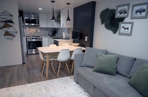 Aurora House | Luxury-Modern Suite/Cozy CO Vibes/Private Yard