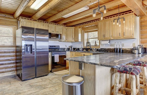 Woodland Park Cabin | Luxury Mountain Getaway: Hot Tub, Views, & Colorado Family Fun - Pikes Peak!