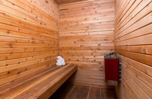 Florissant House | Luxury Mountain Getaway With A Hot Tub And Deck