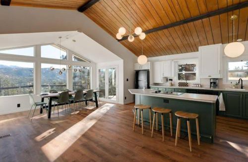 Florissant House | Luxury Mountain Getaway With A Hot Tub And Deck