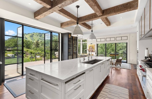 Aspen House | Luxury Mountain Retreat with Breathtaking Views and Expansive Backyard