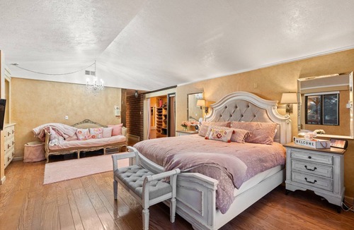 Golden Villa | Luxury Mountain View Entire First Floor