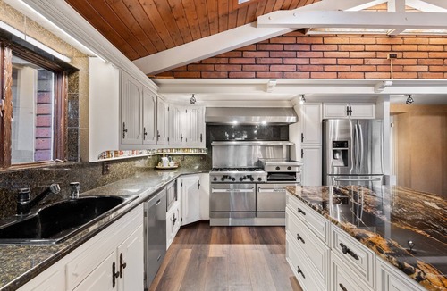 Golden Villa | Luxury Mountain View Entire First Floor