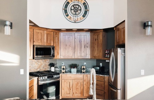 Cripple Creek House | Luxury Off-Grid Yurt: Hot Tub, Epic Views, WiFi, 10 Mins from Cripple Creek!