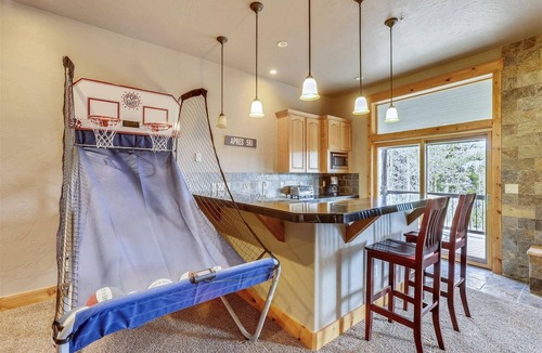 Baldy Mountain House | Luxury Pet-Friendly 5BR Home with Stunning Views - just 6 minutes to Main St!