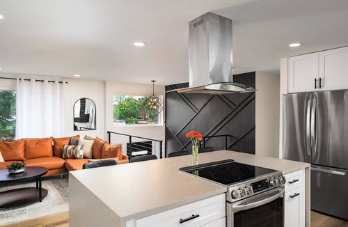Castlewood House | Luxury Retreat - Mountain View Deck and Game Room