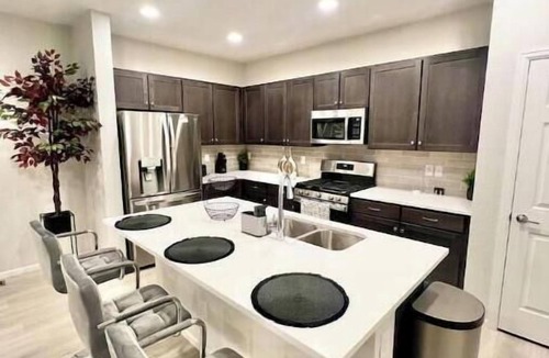 Dupont House | Luxury Retreat Near DEN AirPort!